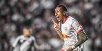  Foto: Ari Ferreira / Red Bull Bragantino - Legenda: Guilherme Lopes comemora seu gol contra o Vasco, em São Januário / Jogada10