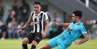  Foto: Vítor Silva / Botafogo - Legenda: João Basso, do Santos, em jogada com Artur, do Botafogo / Jogada10