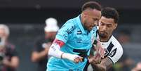  Foto: Vitor Silva/Botafogo - Legenda: Neymar recebe a marcação de Gregore durante o duelo do Santos como Botafogo, neste domingo, na Vila Belmiro / Jogada10