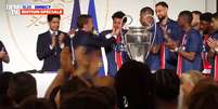 O presidente da França, Emmanuel Macron, faz carinho no rosto do brasileiro Marquinhos, capitão do PSG  Foto: Reprodução/BFMTV
