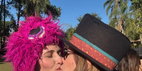 Vera Zimmermann e Luciana Ramanzini anunciam “casório junino” com foto de beijo nas redes  Foto: Reprodução/Instagram/@luramanzini