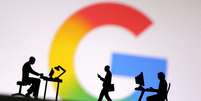 Logo do Google com funcionários trabalhando  Foto: Dado Ruvic/Ilustração / Reuters