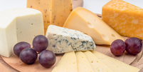 Queijos são alimentos ricos em cálcio  Foto: Freepik