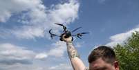 Militar ucraniano soltando drone FPV em zona de guerra  Foto: Jose Colon/Anadolu  / Getty Images