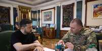 O presidente ucraniano, Volodymyr Zelensky, se reuniu com o chefe do SBU, Vasyl Maliuk, ap&oacute;s a opera&ccedil;&atilde;o contra bases a&eacute;reas russas  Foto: Presid&ecirc;ncia da Ucr&acirc;nia/EPA-EFE/Shutterstock / BBC News Brasil