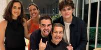 Faustão Silva reunido com os filhos e a esposa, Luciana Cardoso  Foto: Reprodução | Instagram | @joaosilva