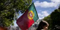 Garota segura bandeira de Portugal em dia ensolarado  Foto: Nuno Cruz/NurPhoto  / Getty Images