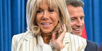 Brigitte Macron e seu marido, o presidente francês Emmanuel Macron, visitam a Universidade de Ciência e Tecnologia em Hanói em 27 de maio de 2025.  Foto: Getty Images / BBC News Brasil