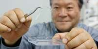 Takuzo Aida, do Centro de Ciência de Materiais Emergentes RIKEN, exibe plástico que se dissolve em água do mar.   Foto: REUTERS/Manami Yamada