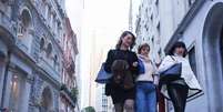 Pedestres caminham na Rua 15 de Novembro no centro de São Paulo em dia de frio  Foto: Daniel Teixeira/Estadão - 29/05/2025 / Estadão