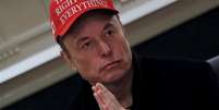 Musk &mdash; que semanas atr&aacute;s usava um bon&eacute; com os dizeres 'Trump estava certo sobre tudo!' &mdash; atacou o projeto de lei do presidente  Foto: Reuters / BBC News Brasil