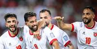 Seleção da Jordania comemorando a classificação inédita para a Copa do Mundo   Foto: Divulgação/Fifa / Esporte News Mundo