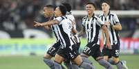 Time do Botafogo comemorando a vit&oacute;ria sobre o Cear&aacute;   Foto: Vitor Silva/Botafogo / Esporte News Mundo