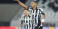  Foto: Vitor Silva/Botafogo - Legenda: Marlon Freitas voltou a marcar ap&oacute;s mais de um ano e projetou o Mundial de Clubes / Jogada10