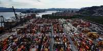 Imagem de drone mostra conteineres no Porto de Santos, em Santos (SP)
03/04/2025
REUTERS/Amanda Perobelli  Foto: Reuters