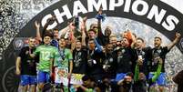  Foto: Steph Chambers/Getty Images - Legenda: Seattle Sounders comemora o título da Concacaf Champions League / Jogada10