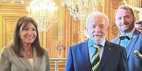 A prefeita Anne Hidalgo e o presidente Lula no gabinete da socialista, na sede da prefeitura de Paris.  Foto: © RFI / Adriana Moysés / RFI