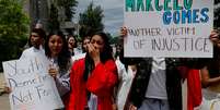 Colegas de classe de Marcelo Gomes da Silva juntam-se a membros da comunidade em manifestação de apoio ao estudante (01/06/2025)  Foto:  REUTERS/Brian Snyder