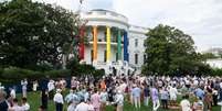 Os pilares do P&oacute;rtico Sul da Casa Branca s&atilde;o decorados com as cores do arco-&iacute;ris enquanto os convidados participam da celebra&ccedil;&atilde;o do M&ecirc;s do Orgulho da Casa Branca no gramado sul da Casa Branca em Washington DC, em 26 de junho de 2024, para mostrar as contribui&ccedil;&otilde;es da comunidade LGBTQI+.  Foto: AFP - SAUL LOEB / RFI