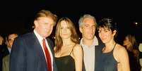 Da esquerda para a direita, o empreendedor imobiliário americano Donald Trump e sua namorada (e futura esposa), a ex-modelo Melania Knauss, o financista (e futuro criminoso sexual condenado) Jeffrey Epstein e a socialite britânica Ghislaine Maxwell posam juntos no clube Mar-a-Lago, em Palm Beach, Flórida, em 12 de fevereiro de 2000  Foto: Getty Images/Davidoff Studios