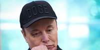 Musk com m&atilde;o no queixo e olhar pensativo  Foto: Getty Images / BBC News Brasil