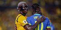 Caicedo e Vini Jr. durante duelo entre Equador e Brasil pelas Eliminatórias da Copa Foto: Rapha Marques/Sports Press Photo/Getty Images