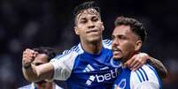 Foto: Gustavo Aleixo / Cruzeiro - Legenda: Kaio Jorge celebra gol ao lados de companheiros da Raposa / Jogada10