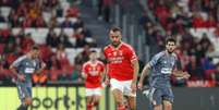 Victória Ribeiro / SL Benfica - Legenda: Jogador chega para substituir Igor Jesus e terá protagonismo no esquema do time  Foto: Jogada10