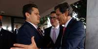 O ministro da Fazenda, Fernando Haddad, cumprimenta Davi Alcolumbre e Hugo Motta após reunião com Lula na terça-feira, 3. Encontro deste domingo, 8, pode ser a última oportunidade do governo para que medidas de cortes de gastos sejam negociadas  Foto: Wilton Junior/Estadão / Estadão