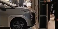 Carro de R$ 175 mil exposto em shopping de SP é acionado e bate contra loja  Foto: Reprodução