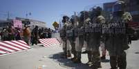 Militares da Guarda Nacional se postam diante de um centro de detenção em Los Angeles, em 8/6/25.  Foto: © Eric Thayer / AP / RFI