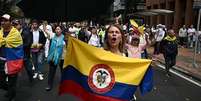 Após o atentado contra Uribe, colombianos saíram às ruas para se manifestar contra a violência  Foto: Getty Images / BBC News Brasil