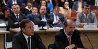 Mauro Cid ao microfone com Jair Bolsonaro ao fundo. Delator e ex-mandatário se cumprimentaram  Foto: Ton Molina/STF / BBC News Brasil