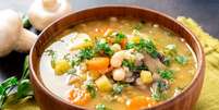 Sopa de feijão-branco com legumes e cogumelo Foto: Svetlana Monyakova | Shutterstock / Portal EdiCase