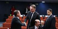 Bolsonaro cumprimenta Mauro Cid com um aperto de mãos   Foto: Ton Molina/STF