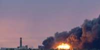 Fogo é visto entre as nuvens de fumaça resultantes de um ataque russo a Kharkiv, Ucrânia, em 7 de junho de 2025. Pelo menos uma pessoa morreu e outras 17 ficaram feridas no ataque, informou o prefeito de Kharkiv, Ihor Terekhov, à RBC-Ucrânia.  Foto: Daniel Carde/Anadolu via Getty Images