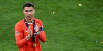 Cristiano Ronaldo, de Portugal, atravessa o campo com a medalha de ouro após a cerimônia de premiação da Liga das Nações  Foto: Sven Hoppe/picture alliance via Getty Images