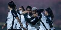 Jogadoras do Corinthians comemoram gol da vitória  Foto: Jhony Inácio/Especial para o Terra