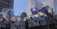 Soldados da Guarda Nacional tentam dispersar manifestantes no centro de Los Angeles, em 8 de junho de 2025.  Foto: © AP - Jae Hong / RFI
