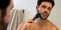 Mussi em momento de cuidado com a barba: "A beleza, quando existe, é um bônus"  Foto: Divulgação