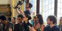 Breno Ferreira, Kléber Toledo, Camila Queiroz, Brina Marquezine e João Figueiredo na primeira fila do desfile  Foto: Sala de TV