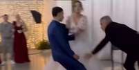 Jovem desmaia no próprio casamento ao ver a amada ao seu lado no altar  Foto: Reprodução/Redes sociais 