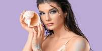 Tons azulados, pele iluminada e brilho molhado compõem o look conhecido como mermaidcore  Foto: Pixel-Shot | Shutterstock / Portal EdiCase