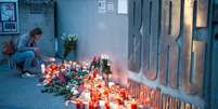 Em Graz, alguns buqu&ecirc;s de rosas e velas foram colocados em frente ao estabelecimento, lojas fecharam as portas por raz&otilde;es de seguran&ccedil;a.  Foto: AFP - GEORG HOCHMUTH / RFI