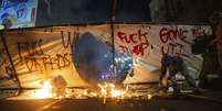 O prefeito de Los Angeles declarou toque de recolher noturno no centro da cidade, em uma tentativa de acabar com a violência que marcou os protestos contra as batidas anti-imigrantes nos últimos dias.  Foto: © Ethan Swope / AP / RFI