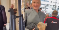 Cachorro de Xuxa vai em desfile de moda e web dispara  Foto: Reprodução/EduAraujoAgnews / Contigo