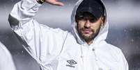 Neymar saudando torcedores do Santos na Vila Belmiro - Foto: Raul Baretta/ Santos FC / Gávea News