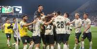 Elenco do Corinthians festeja gol marcado por Balbuena contra o Athletico-PR Foto: Rodrigo Coca/Agência Corinthians / Gávea News