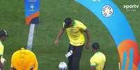 Giannis Antetokounmpo marca presença no jogo do Brasil e faz embaixadinhas  Foto: Reprodução/SporTV
