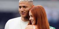 Amanda e Richarlison juntos no estádio do Tottenham Foto: Reprodução / Instagram / @richarlison / @amandinha.ad